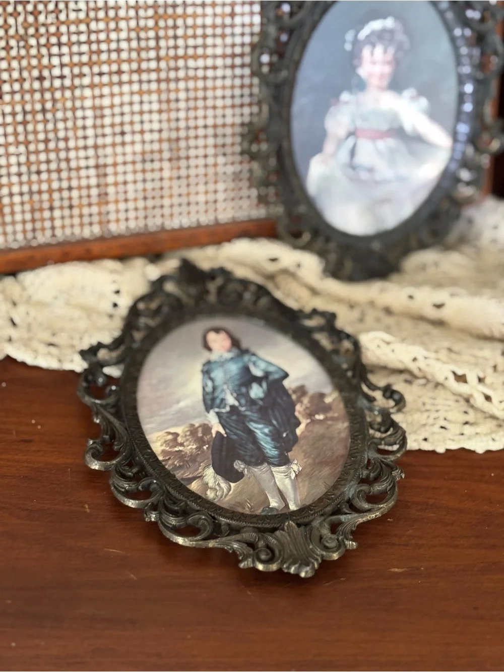 Vintage Ornate Brass Vintage-Style Oval Wall Frames with Classic Portraits